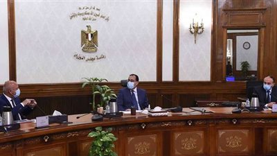 رئيس الوزراء يستعرض مع وزير النقل موقف عدد من المشروعات