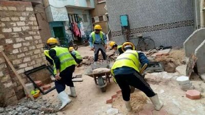 إستكمال تركيب الأنترلوك في حارتي الطرح والمغربي بأسيوط