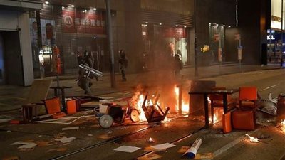 شرطة هونج كونج تطارد المحتجين في المتاجر الكبرى