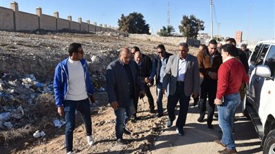 محافظ مطروح يتابع شكاوي المواطنين ويتفقد منطقة عزبة السلام