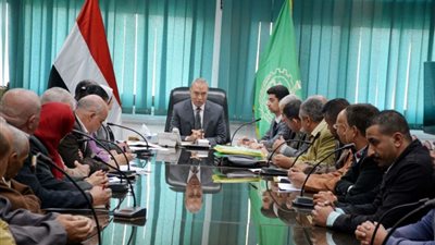 محافظ القليوبية يستمع لمقترحات متعهدي القمامة لحل مشكلة النظافة بشبرا