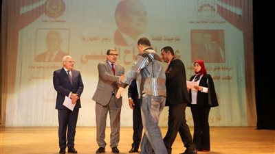 وزير القوي العاملة ومحافظ بورسعيد يسلمان  56 عقد عمل لمتحدي الإعاقة