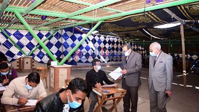 رئيس جامعة سوهاج يواصل جولاته التفقدية لامتحانات الفصل الدراسي الأول