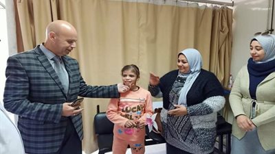 وكيل صحة الشرقية يتابع تسليم الطفلة هبه ضحية التعذيب للتضامن