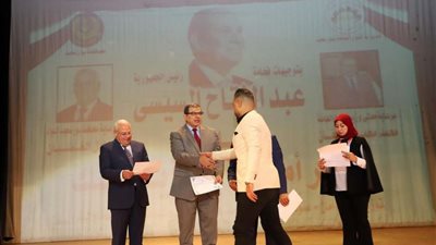 سعفان والغضبان  يسلمان  19 متدرباً  شهادة تخرج في مجال البترول