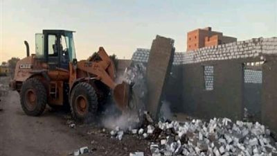 إزالة مفاجئة لبناء مخالف علي الأراضي الزراعية بالقوصية