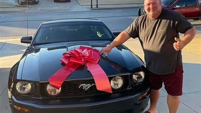 زوجة تهدي زوجها سيارة «موستانج GT» في عيد ميلاده
