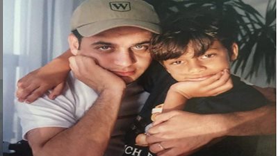 شاهد.. مصطفى قمر يشعل السوشيال ميديا بصورة مع ابنه