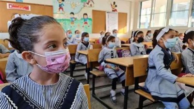 تلاميذ الصف الرابع الإبتدائي يؤدون امتحان اللغة الإنجليزية .. اليوم