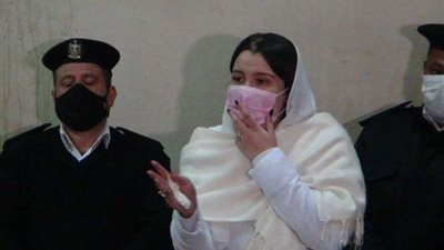 جنايات القاهرة تبدأ محاكمة حنين حسام «فتاة التيك توك» بتهمة الإتجار في البشر