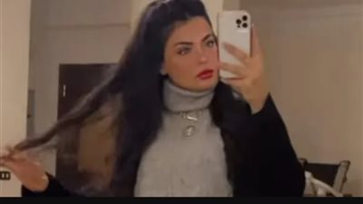 أسماء جلال تشارك جمهورها بصورة من داخل منزلها بملابس شتوية.. شاهد