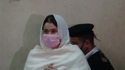 وصول حنين حسام «فتاة التيك توك» للمحكمة في قضية الاتجار بالبشر