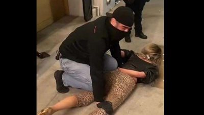 اعتداء حارس ملهى ليلي على ممثلة أمريكية شهيرة (فيديو)