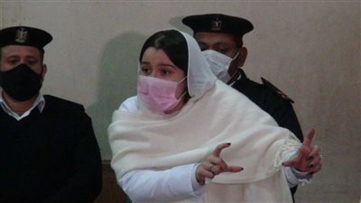 مكياج وسكارف.. كيف ظهرت حنين حسام داخل قاعة المحكمة (صور)