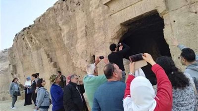 وفد سياحي أمريكي يزور المناطق الاثرية بالمنيا