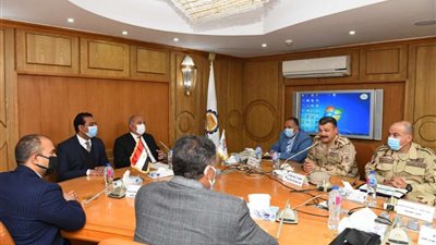 محافظ قنا يناقش تنفيذ المرحلة الثانية من مبادرة 