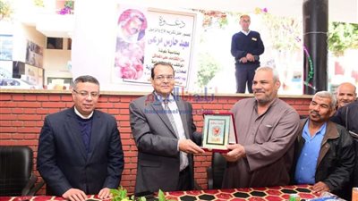 في لفتة إنسانية جامعة سوهاج تكرم سائق بالمعاش