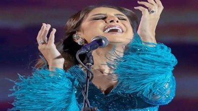 الأزرق سر الأناقة.. إطلالات ساحرة للنجمات (صور)