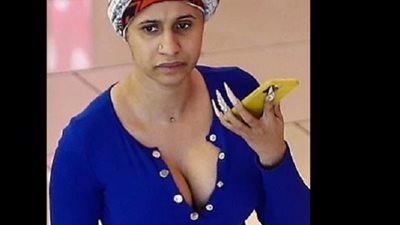 بإطلالة شبه عارية.. كاردي بي تتجول في شوارع ميامي (صور)