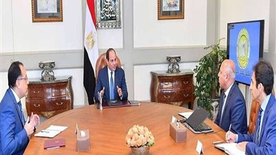 السيسي يستعرض مع وزير النقل مشروع تطوير شبكة السكك الحديدية (صور)