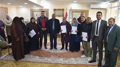 محافظ مطروح: التوقيع على 196 عقد تقنين أراضي.. وتسليم 16 لأصحابها