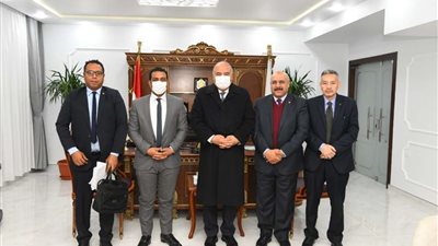 محافظ قنا يلتقى بممثلى هيئة الإستثمار لبحث سُبل التنمية