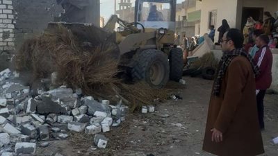 إزالة 7 تعديات علي مساحة 1400 متر بمركز حوش عيسى في البحيرة