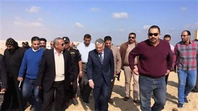 محافظ المنيا ومدير الأمن يتفقدان حادث ملوي الصحراوي