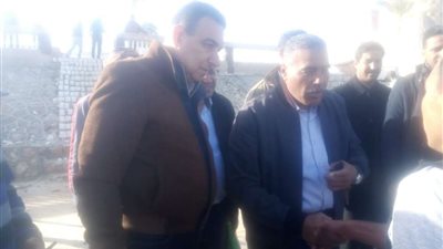 محافظ مطروح ينقذ ثلاثة أشخاص من الغرق