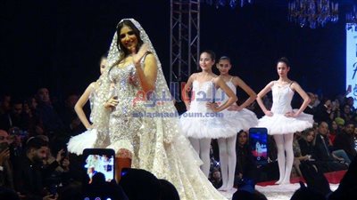 بالصور.. مي عمر ترتدي أغلى فستان زفاف في العالم بـ١٥ مليون دولار