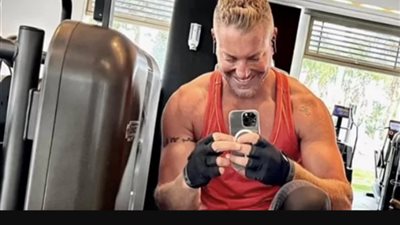 تامر هجرس يستعرض عضلاته في أحدث ظهور له.. (صورة)