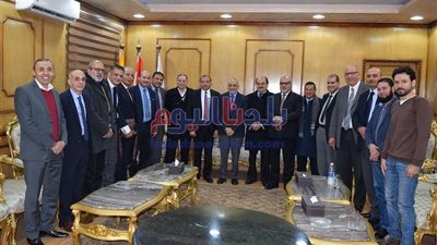 رئيس جامعة بني سويف يستقبل أساتذة جراحة التجميل بالجامعات المصرية