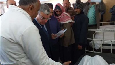 محافظ المنيا يتابع حالة المصابين في حادث انقلاب سيارة بطريق الصحراوي الغربي