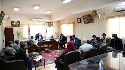 اجتماع موسع لنائب محافظ قنا لمتابعة ملف تقنين أملاك الدولة بفرشوط