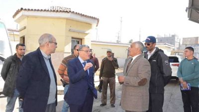 محافظ المنيا يتابع آلية العمل داخل مشروع النقل الجماعي