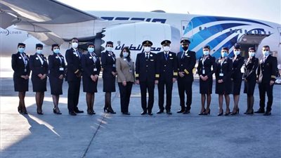 وزير الطيران المدني يقود أول رحلة بين القاهرة وباريس بخدمات صديقة للبيئة