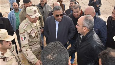 محافظ مطروح يتفقد ممشى كليوباترا الزجاجي بعد تحطمه