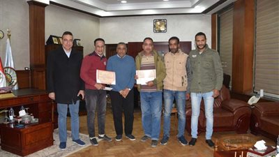 محافظ مطروح يكرم 