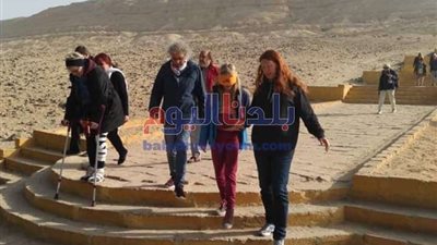 وفد سياحي ألماني يزور المناطق الأثرية بالمنيا