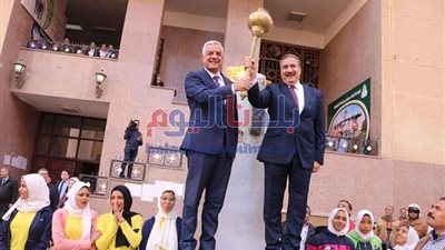 مبارك وأبو ليمون يطلقان شعلة عيد جامعة المنوفية الثالث والأربعين