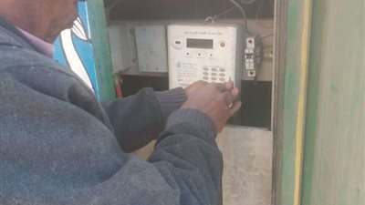 إستمرار أعمال صيانة وتأمين أعمدة الإضاءة بحي غرب سوهاج .