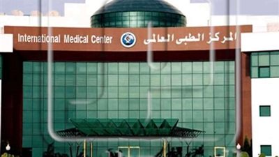 خبير بجراحة العيون في ضيافة المركز الطبي العالمي