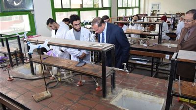 رئيس جامعة سوهاج يتفقد لجان الامتحانات بكليتي العلوم والتمريض