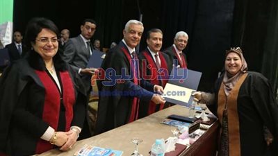 رئيس جامعة المنوفية والمحافظ يكرمان 30 من الحاصلين على جوائز الجامعة وأوائل الكليات