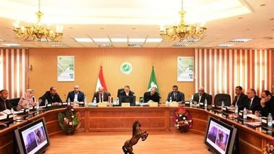 محافظ الشرقية يجتمع بأعضاء مجلس إدارة المناطق الصناعية لبحث مشاكل المستثمرين