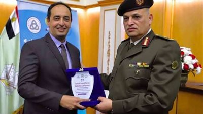 القوات المسلحة تكرم عمرو عثمان مدير صندوق مكافحة الإدمان والتعاطي (صور)