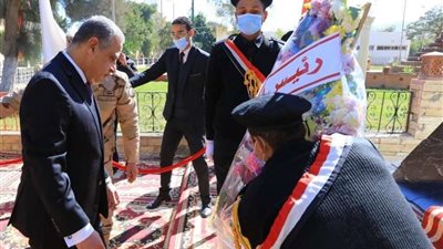 محافظ سوهاج  يضع أكاليل الزهور على النصب التذكاري لشهداء الشرطة