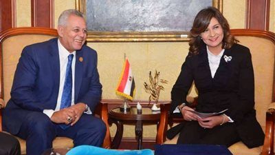 العاملون بالكهرباء يعربون عن شكرهم لوزيرة الهجرة لمد إجازات العاملين بالخارج