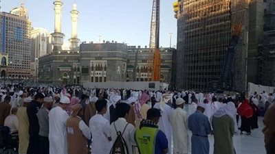 جموع المسلمين يؤدون صلاة الكسوف بالمسجد الحرام