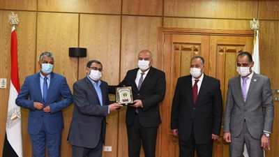 الدوادى يكرم صيادلة قنا ويشيد بدورهم في مجابهة فيروس كورونا